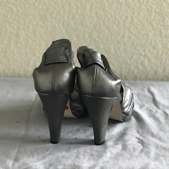 Silver heels - Picture 3 of 4